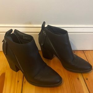 DV target booties black size 7.5